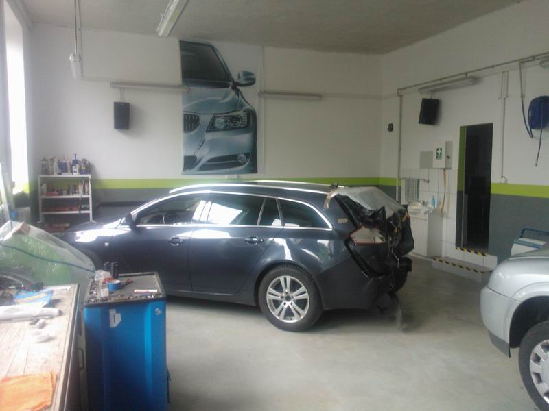 Opel Insignia combi pred opravou po havarii